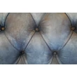 Kép 4/9 - Chesterfield bőr kanapé tölgyfa lábbal 2 személyes - lavintagehome.hu