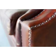 Kép 4/5 - Chesterfield bőr kanapé párnával tölgyfa lábbal 240cm-lavintagehome.hu