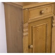 Kép 3/7 - Fenyőfa éjjeliszekrény 1 ajtós, 1 fiókos, díszes - lavintagehome.hu